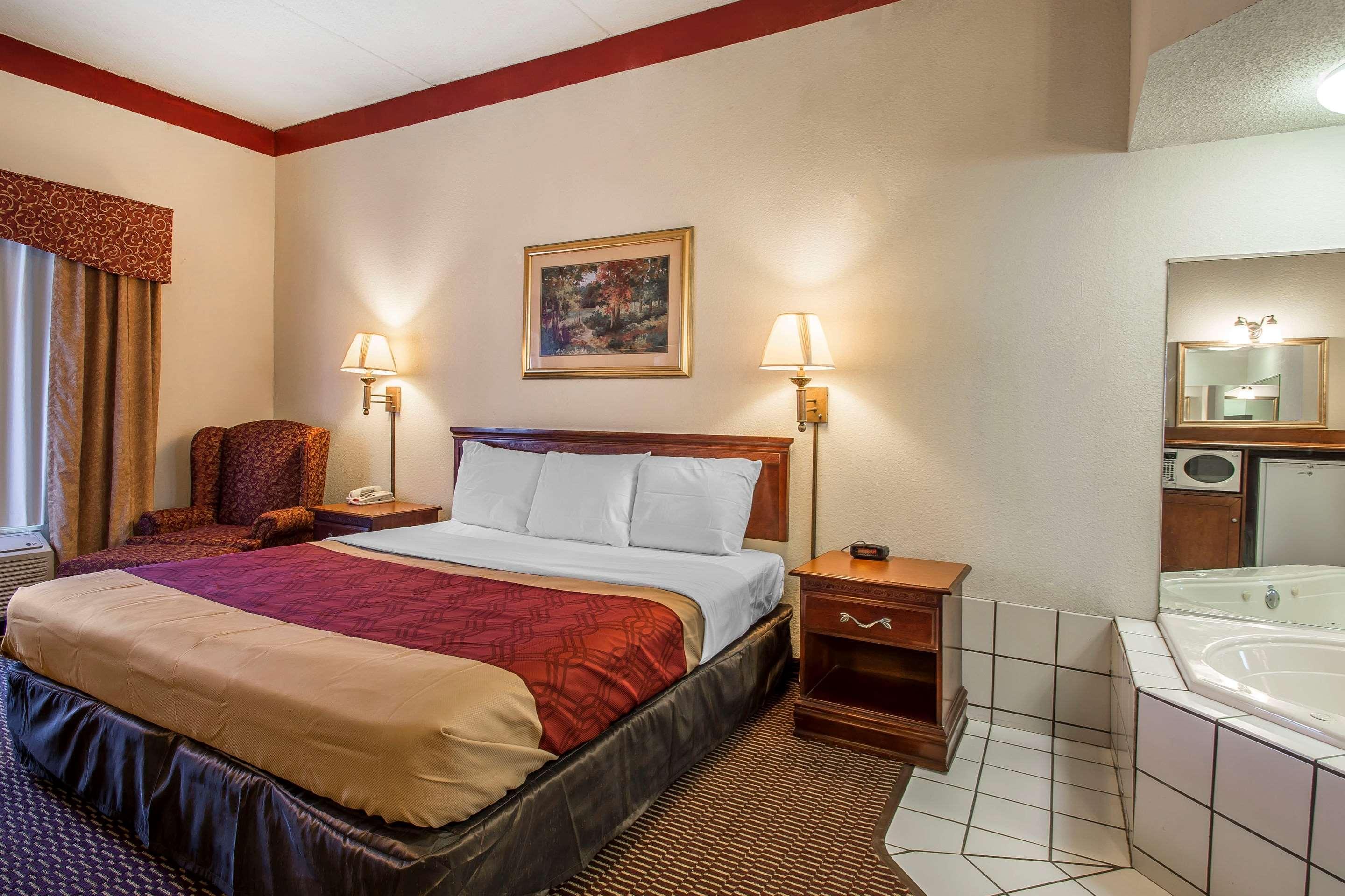 Econo Lodge Inn & Suites Marianna Exterior photo